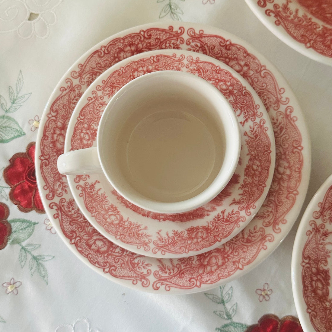 Victorian Red Charm (20 Piece Breakfast Set)