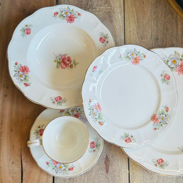 The Peony Daisy Charm (18 Piece Plate Set)