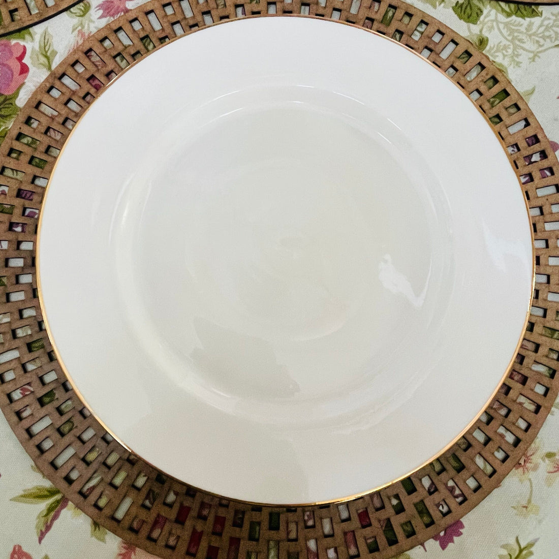 Regal Essence: White and Gold Classic Collection - Dinner Plate (single piece)